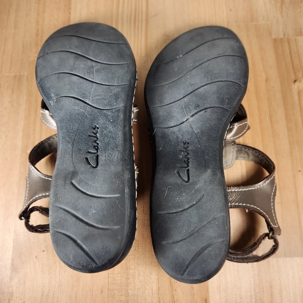 Clarks Sandals Women’s 9 Brown Leather Open Toe Wedge Floral Bendables Shoes - Picture 10 of 12